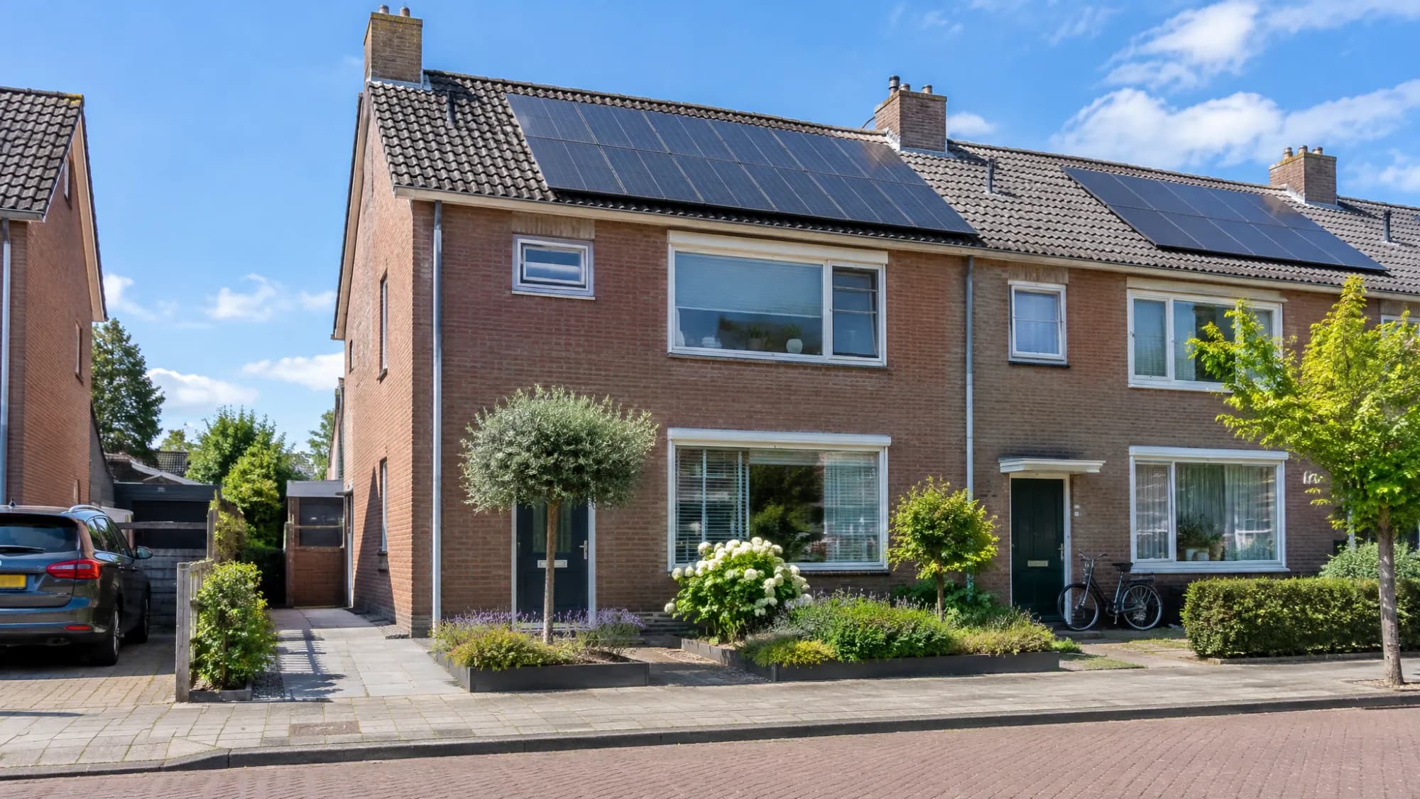 Nederlandse twee-onder-een-kapwoning met zonnepanelen op het dak